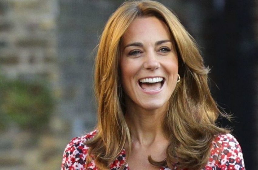  New photos of 39-year-old Kate Middleton with her children appeared on the Internet