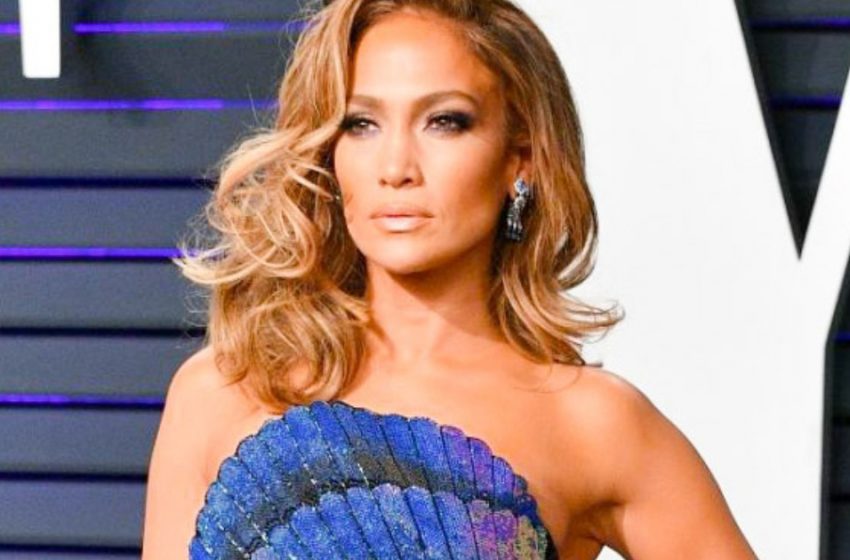  51-year-old J. Lo showed herself without makeup
