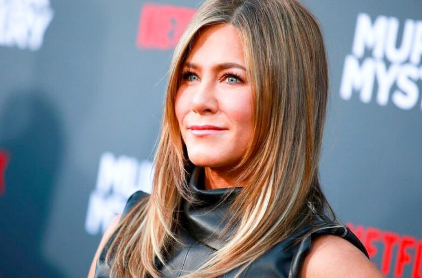  Jennifer Aniston surprised her fans with her childhood photos