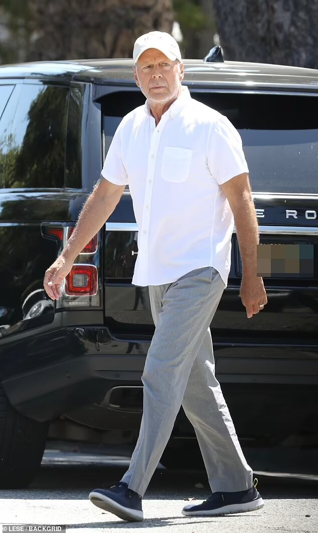 67-year-old Bruce Willis was spotted walking. How the actor looks now ...