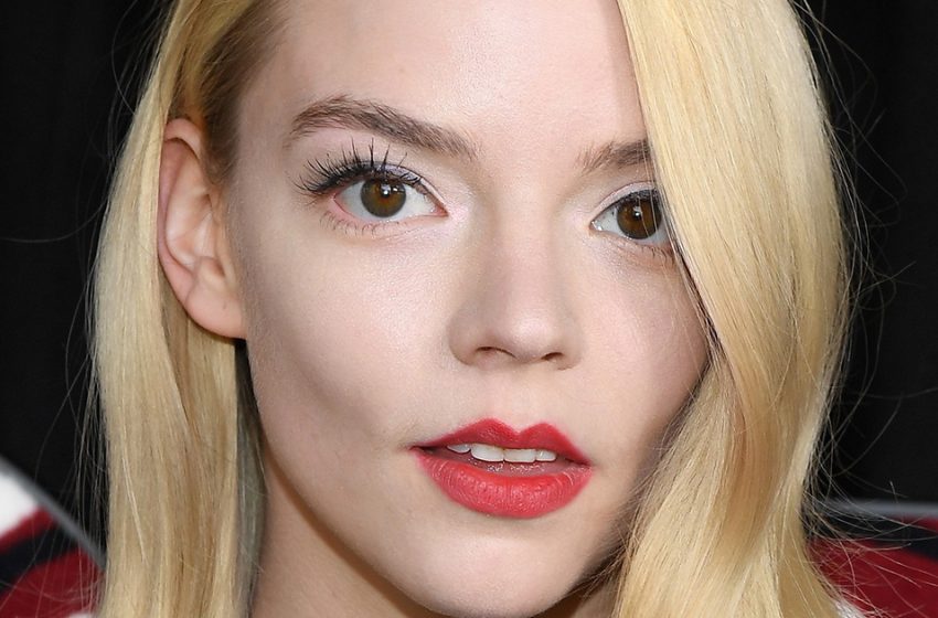  Paparazzi spotted Anya Taylor-Joy in her eye-catching dress