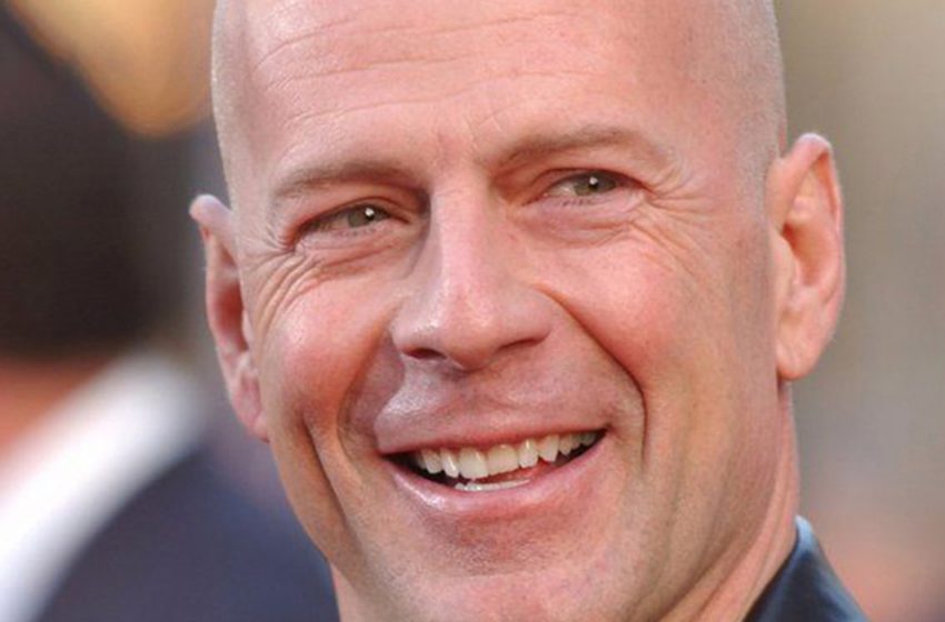  The ex-wife of the worldwide actor Bruce Willis showed emotional pics of their family gathering