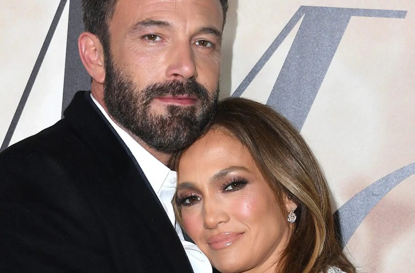  How adorable!: Jennifer Lopez and Ben Affleck sang a duet and kissed in front of an audience