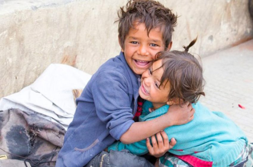  The man fed the small children-beggars in the restaurant and the reaction of the management surprised him greatly