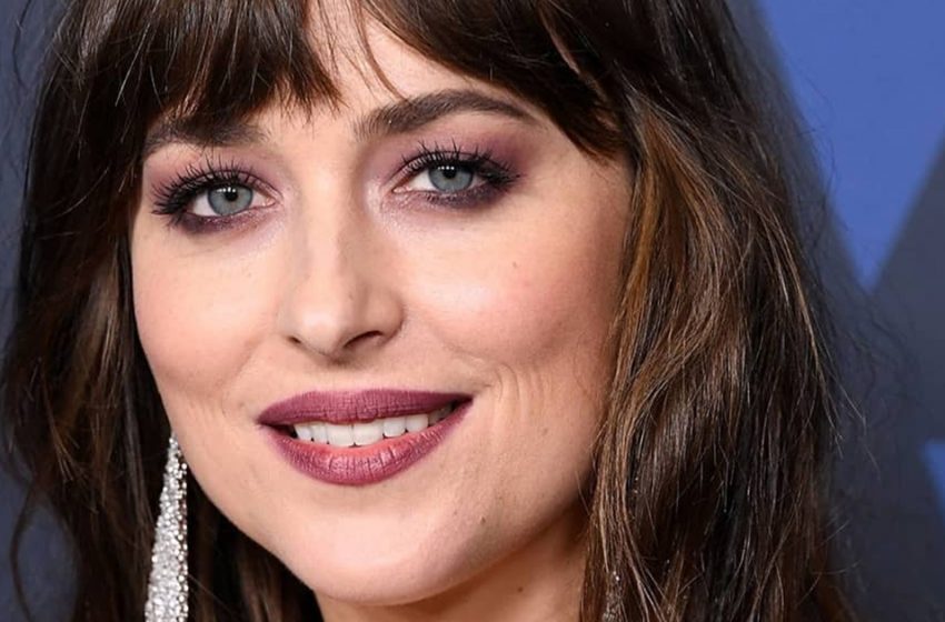  Maybe it was hard for her to keep the tight corset: Dakota Johnson stunned her fans with her look