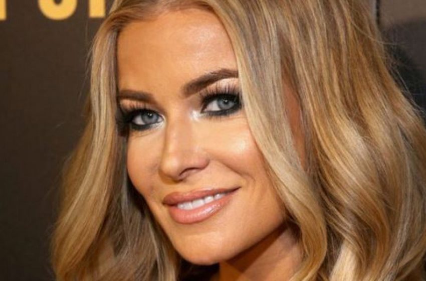  Carmen Electra knows how to shock her fans with her stunning looks