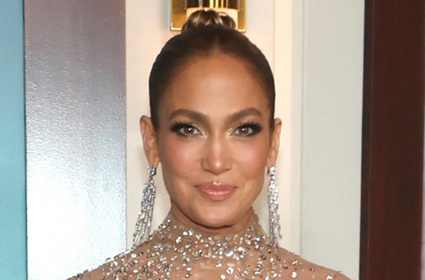  “Tied only with a bow”: Jennifer Lopez appeared in the red carpet in a completely transparent dress