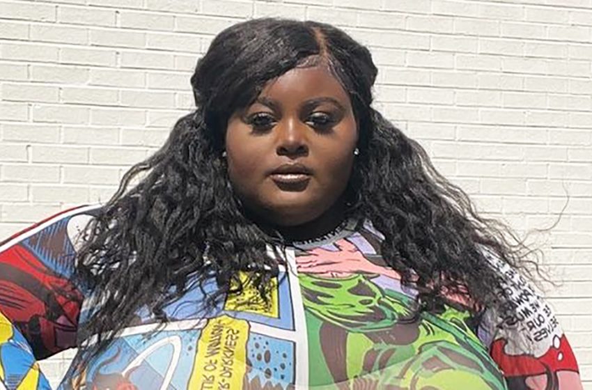  “It’s horrible to look at her”: the model, who weighs 330 lb, put on a summer outfit, but it didn’t fit on her
