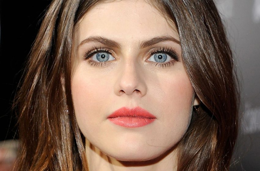  The art of loving swimsuits: Alexandra Daddario feels amazing showing her figure in a swimwear