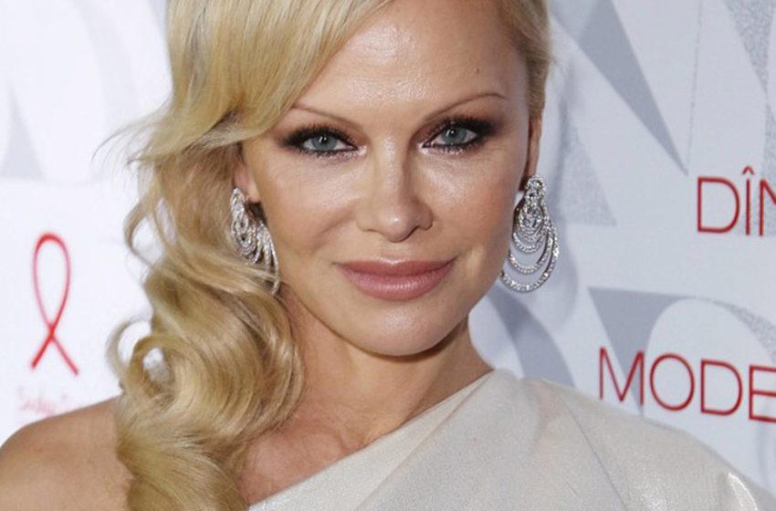  Body folds and protruding belly: Pamela Anderson was embarrassed during a social event