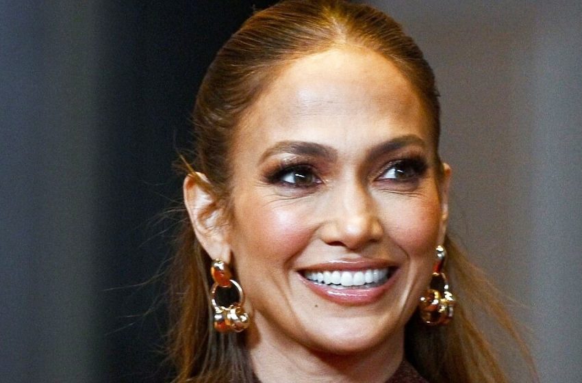  “Woman with extraordinary beauty”: 52-year-old JLo delighted fans with her figure in a tight dress