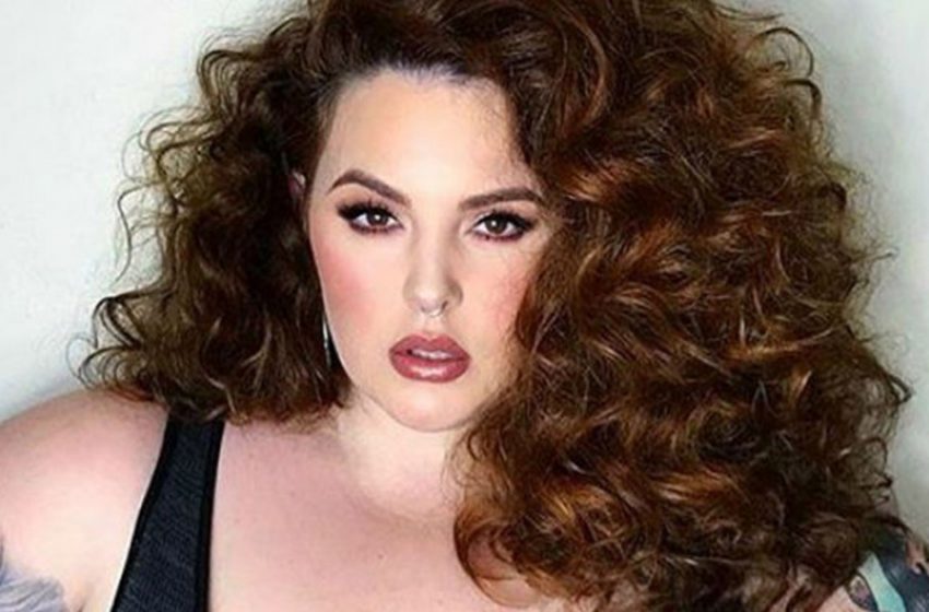  What a bold appearance: 36-year-old plus-size model showed off her figure in a mini leather skirt without filters