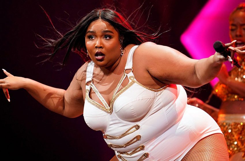  Moves like a professional gymnast: The plus-sized star boasted a twine delighting her fans