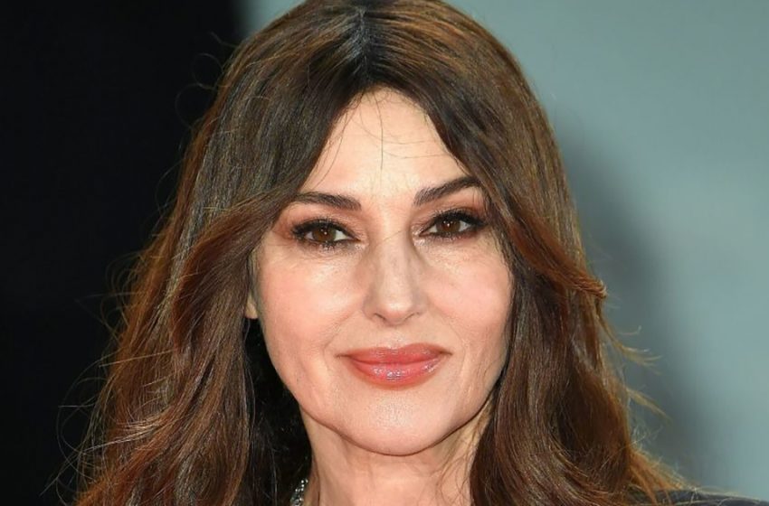  Looks always stunning: Gorgeous 58-year-old Monica Bellucci embellished the cover of the famous magazine