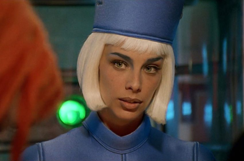  The pretty check-in attendant  from ”The Fifth Element”: How does beautiful Sophia Goth look now?