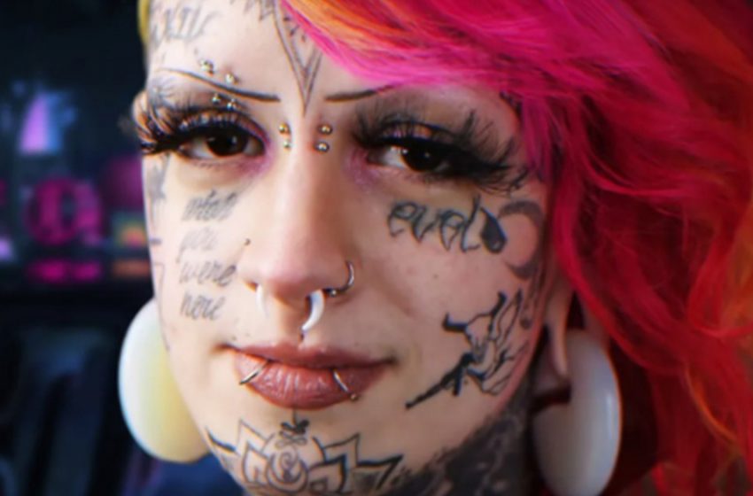  An unexpected result: Stylists turned the girl with tattoos and piercings into a cute beauty