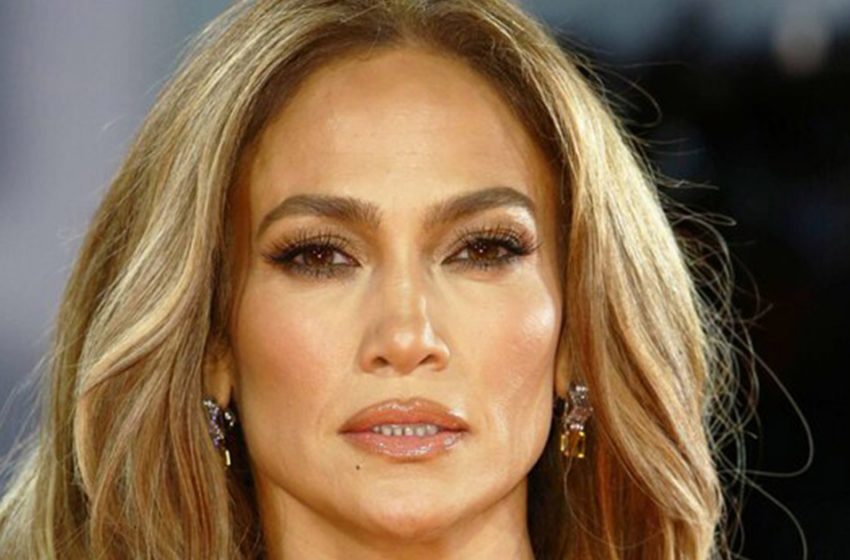  Too boldly dressed for 53 years old: the amazing Jennifer Lopez was criticized for a mini outfit