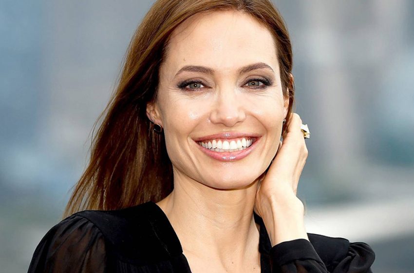  Acts like an ordinary person: Paparazzi spotted the amazing actress Angelina Jolie shopping in a common supermarket