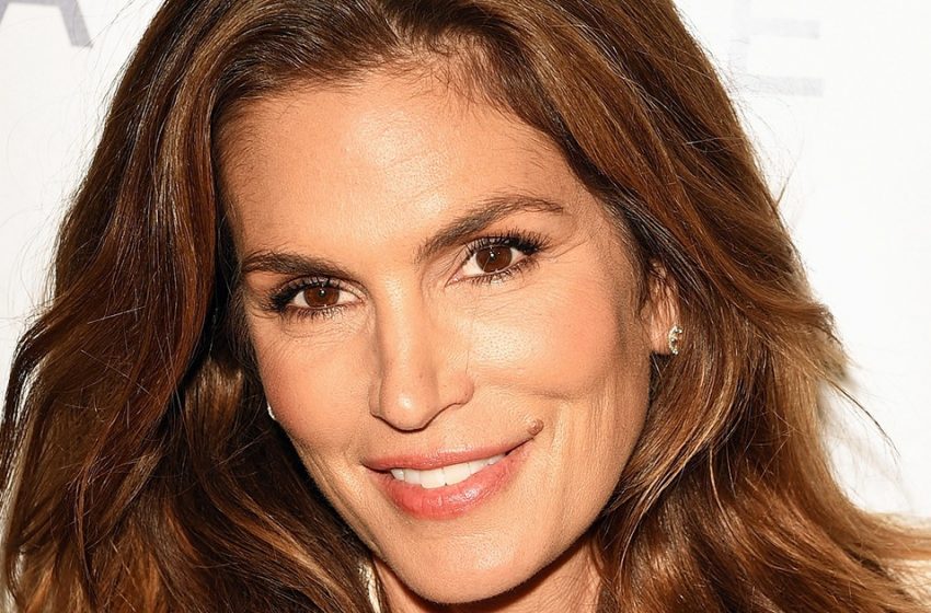  “At 57, she looks so amazing and young”: Cindy Crawford showed her slender legs in a pretty look