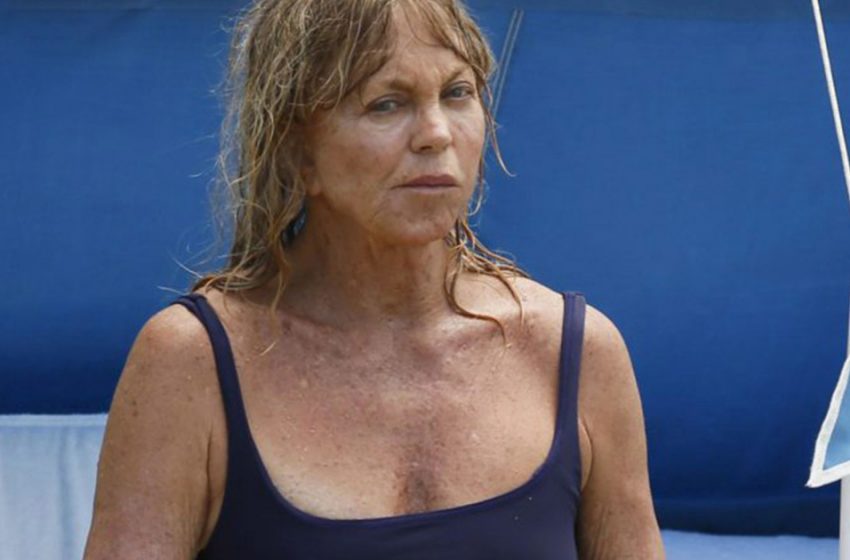  “Age Takes Its Toll”: 77-Year-Old Goldie Hawn In a Bodysuit Was Captured On Vacation!