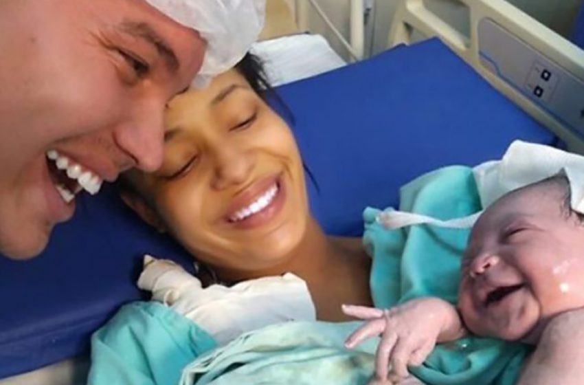  Dad talked to his daughter for 9 months: She recognized him immediately after birth