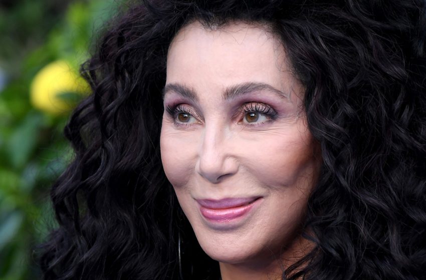  Cher Unfiltered: Singer’s Natural Vacation Look Surprises Fans, Sparks Online Discussion