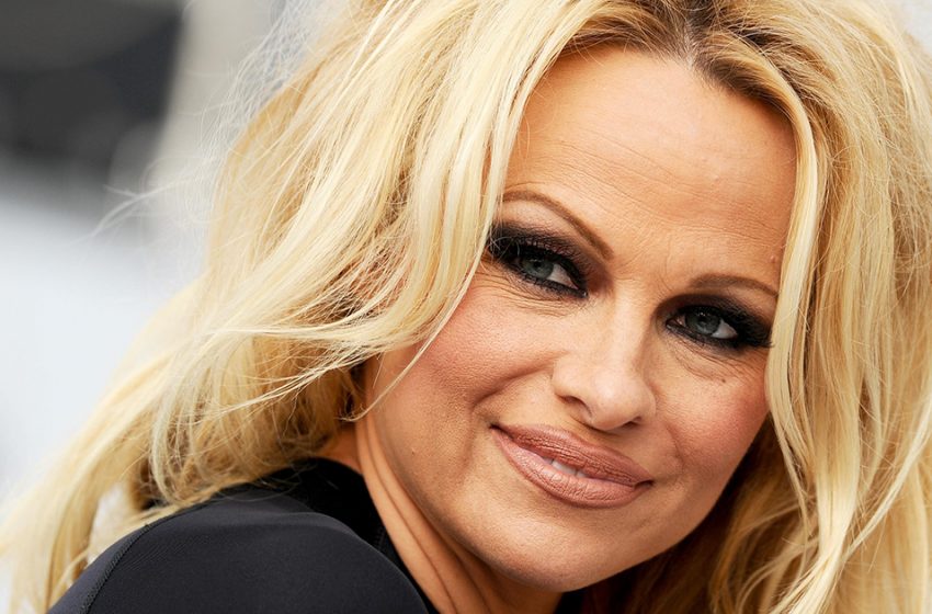  “Like an Old Grandmother”: 55-year-old Pamela Anderson Was Photographed On The Street While Walking!