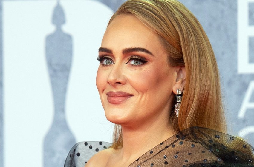  Creepy wrinkles around her eyes and on her forehead. Adele’s friend showed the singer’s face up close, disappointing fans