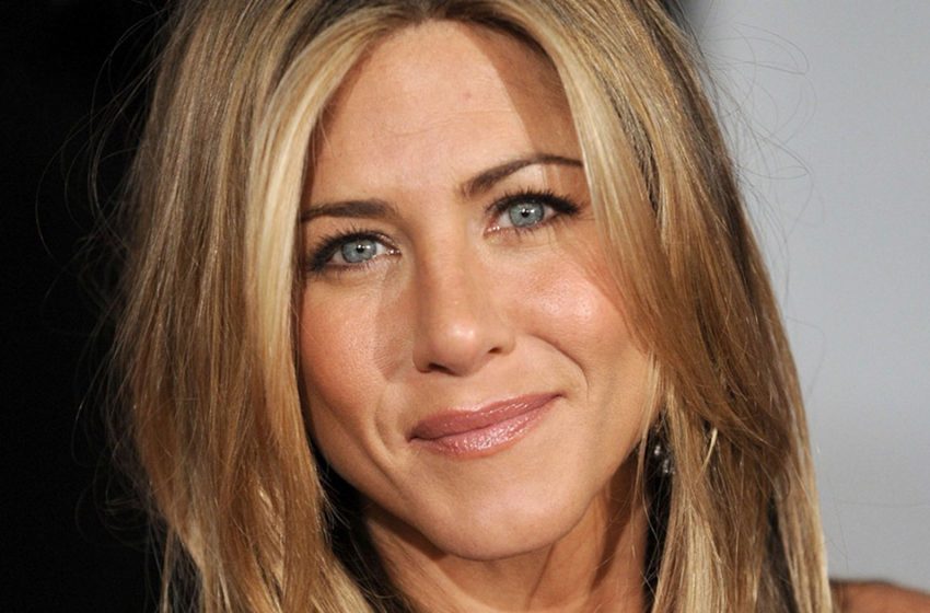  Where was Brad Pitt looking? 53-year-old Aniston flaunts chic figure on beach