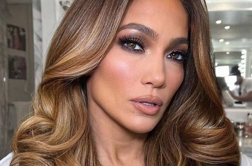  Paparazzi have shown what 53-year-old Lopez looks like in an untouched bodysuit