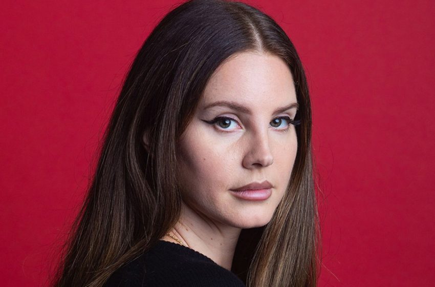  Paparazzi caught Lana del Rey’s 40 Ibs weight loss on holiday, the star is unrecognisable