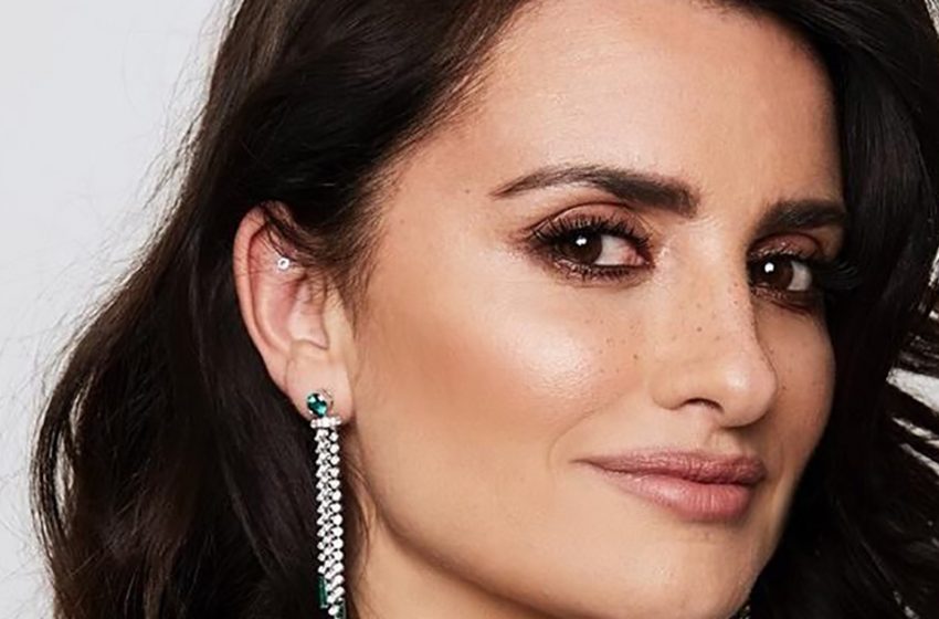  “She Looks Better Than 20-year-olds”: 50-year-old Penelope Cruz Was Photographed In a Mini Skirt And With Golden Makeup In Paris!