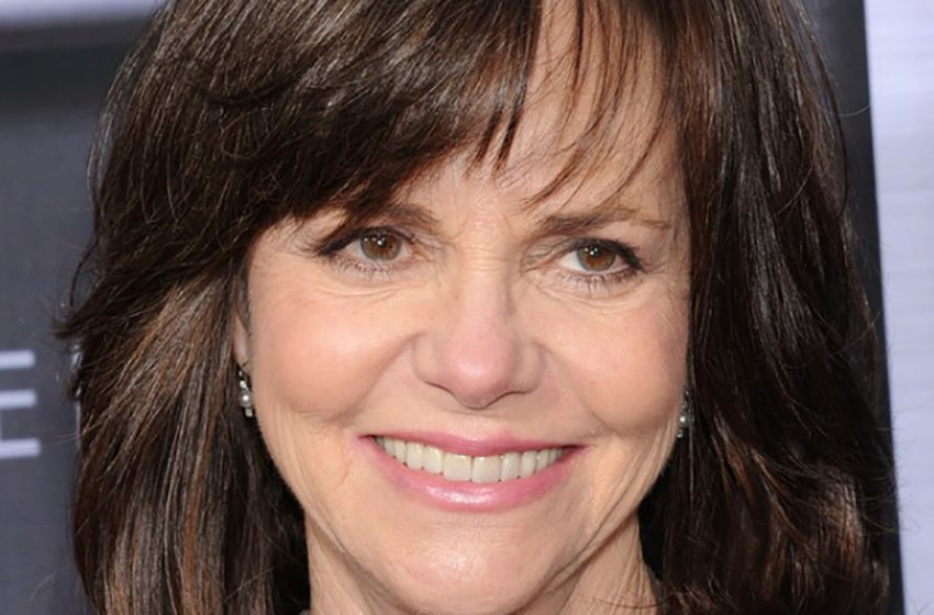  “She Has Not Had a Single Plastic Surgery In Her Entire Life”: What Does Sally Field Look Like Now?
