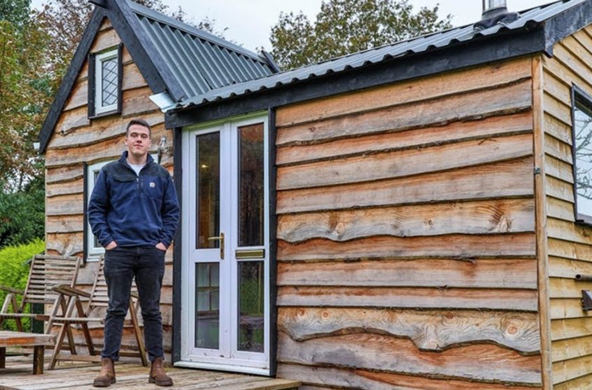  A Teenager Built A Tiny House From Recycled Mateirals: The Result Is Really Amazing!