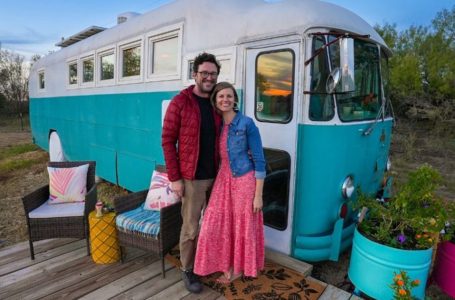 “Impressive Transformation”: The Couple Turned a Vintage Bus Into a Super Comfortable Home On Wheels!