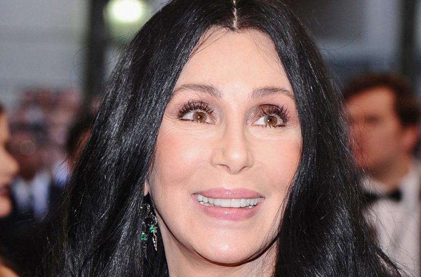  Fans Are Sounding The Alarm: Cher Was Photographed Limping Out Of Her Hotel After Thanksgiving!
