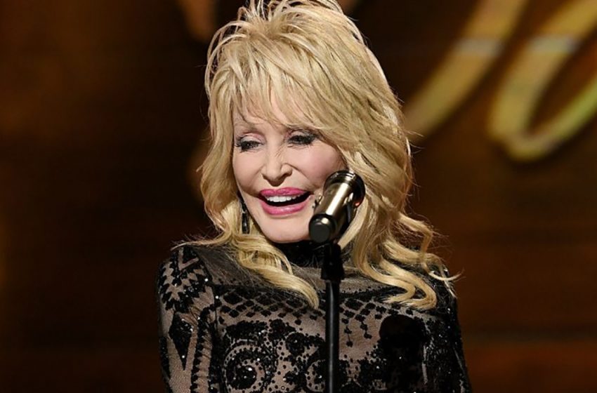  77-year-old Dolly Parton Looks Half Her Age: The Star Delighted Fans With Her Modern Skimpy Blue Outfit!