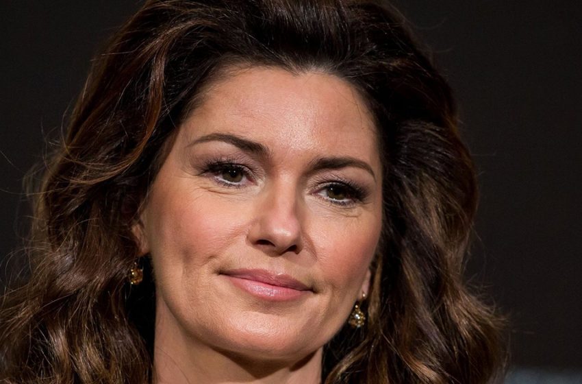  “Has She Done Plastic Operation?”: Fans Didn’t Recognise Shania Twain In Her Recent Photos!