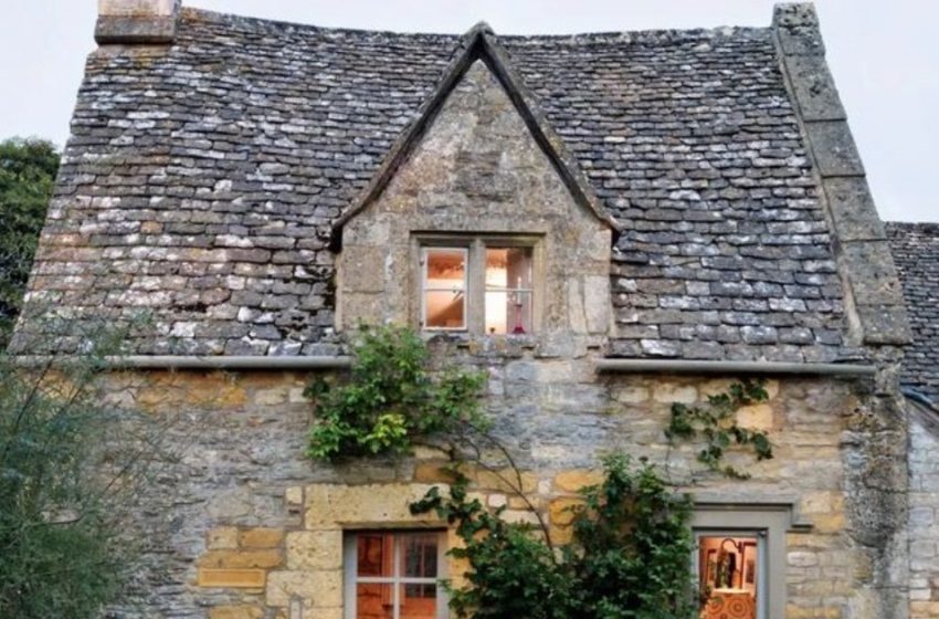  The British Family Lives In A 300-Year-Old House: What Does The Old House Look Like Inside?