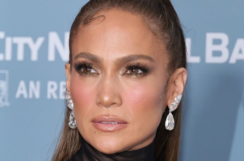  “A Piece Of Silk Instead Of A Dress”: J.Lo Repeated Her Iconic “Naked” Outfit!