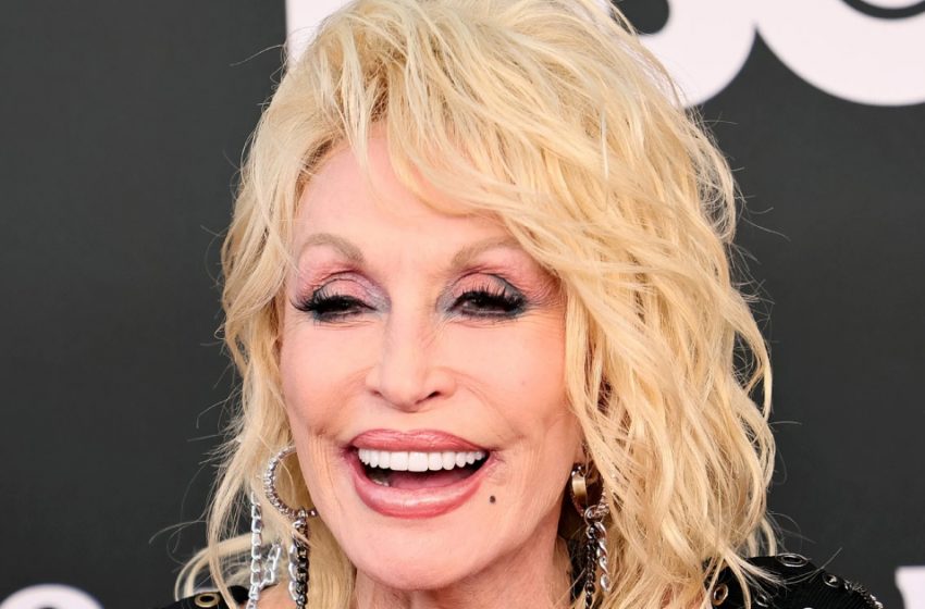  78-Year-Old Dolly Parton In High-Slitted “Zebra” Outfit: The Star’s Provocative Outfit Caused Lots Of Buzz On The Net!