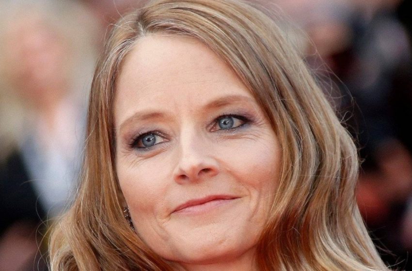  A Rare Appearance Of The “Couple”: Jodie Foster And Her Wife Appeared In Matching Elegant Outfits!
