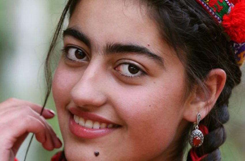  “No Makeup And Long Nails”: What Are Women’s Beauty Standards In Turkmenistan?