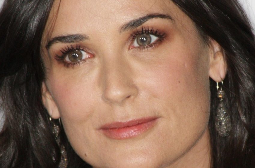  “Cellulite And Age Spots”: Paparazzi Shared Vacation Shots Of 61-Year-Old Demi Moore Without Photoshop And Retouching!