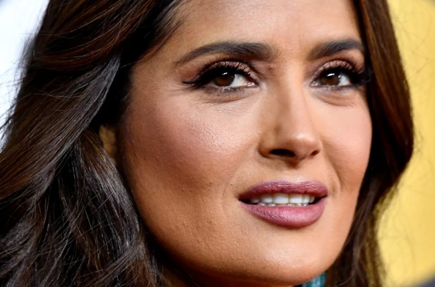  “She Is An Icon Of Fitness”: 57-Year-Old Salma Hayek Got “The Desired Title” After Posting Spicy Photos In A Bikini!