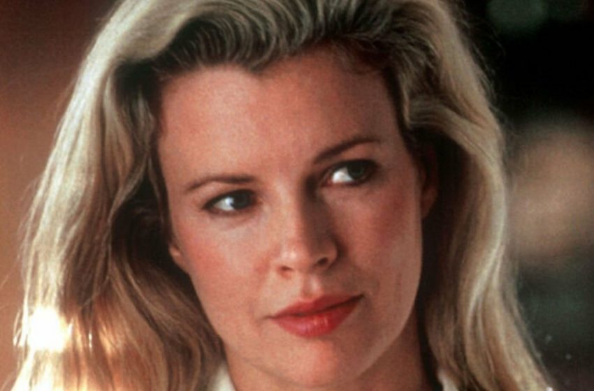  “Her Face Looks Just Like A Plastic Mask”: Kim Basinger Became Unrecognizable After Using Fillers!