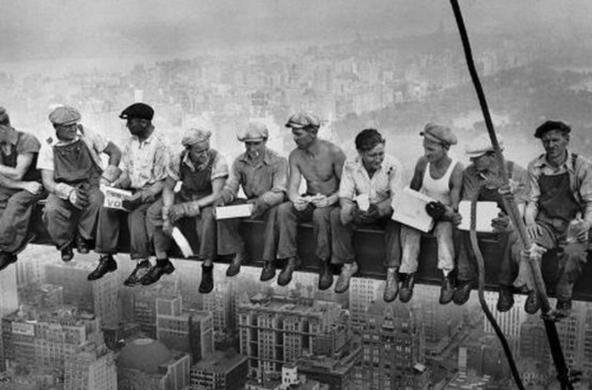  “Those With Fear Of Height, Don’t Look Here”: Construction Workers Are Having Lunch And Relaxing Sitting On A Beam 650 Feet Above The Ground!