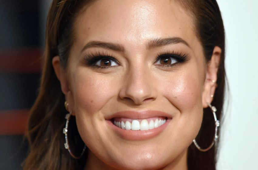 “Her Large Breasts Fall Out Of Bikini”: Ashley Graham Shared A Spicy Bathroom Photo!