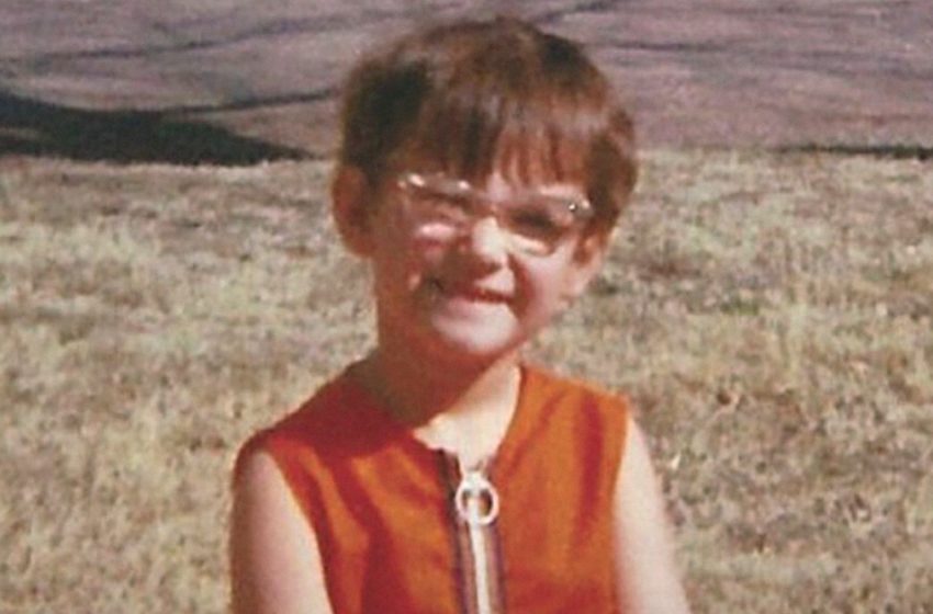  A Little Girl With Glasses And A Hard Childhood Managed To Become A World Star: Who Is The Girl In The Photo?
