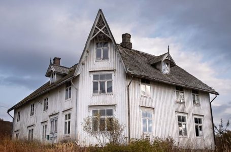 A Photographer Of Old Abandoned Houses Came Across A House Where Time Stopped Still In The Last Century: What Was The Only Way To Get To The House And What Did It Look Like?